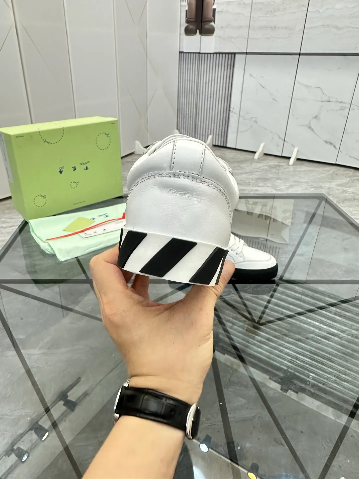 Selling men's shoes 💰: 💰P440¥ Product trademark: OFF WHITE *"OFF WHITE*" low-top casual shoes Regular size: 35-45 (can be customized to 46) Couple style Product material: imported cowhide upper, breathable lining, original outsole. No.: H203